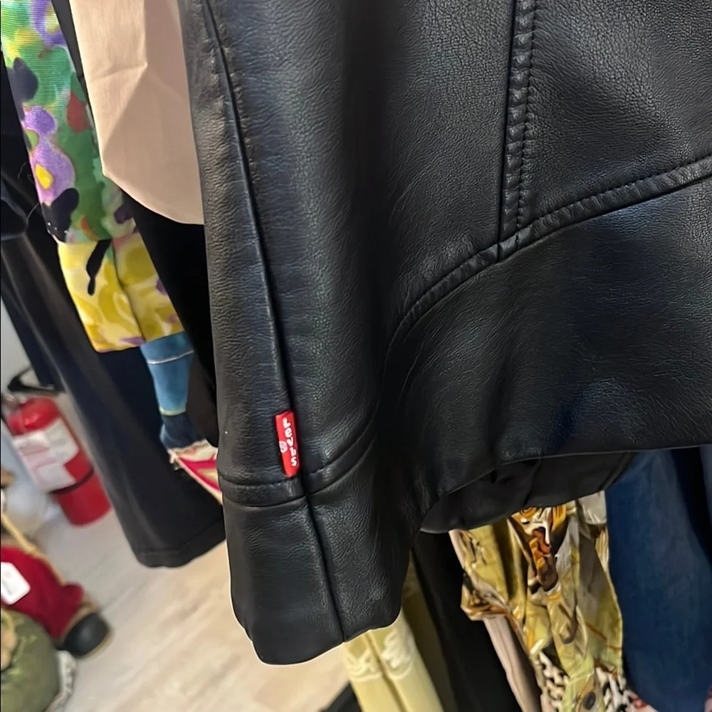 Levi's Classic Black Leather Jacket - Picture 4 of 6